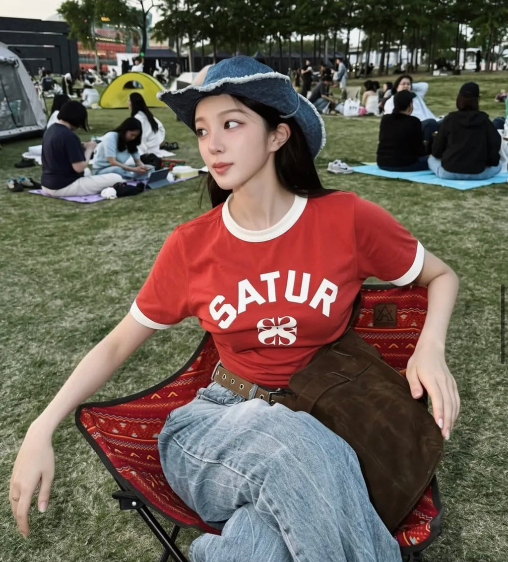 [SATUR] Shin Ye-eun’s PICK (W) Arch Logo Ringer Short Sleeve T-shirt