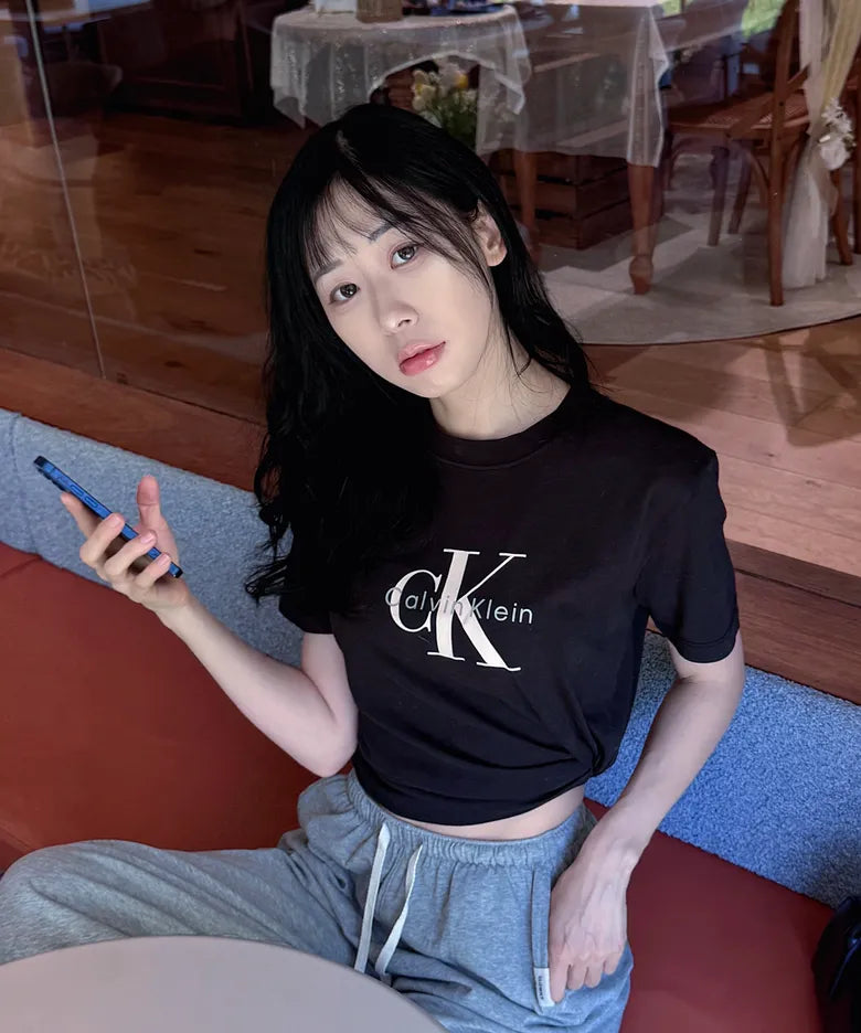 [Calvin Klein] Women’s Monogram Logo Short Sleeve T-Shirt (Black)